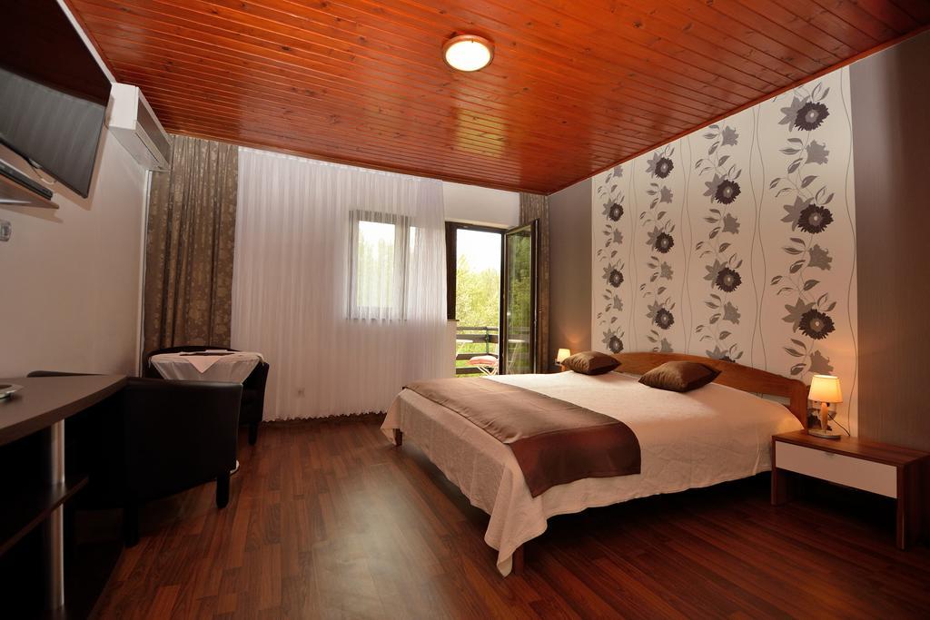 Plitvice Pansion Lovric Hotell Plitvička Jezera Rum bild